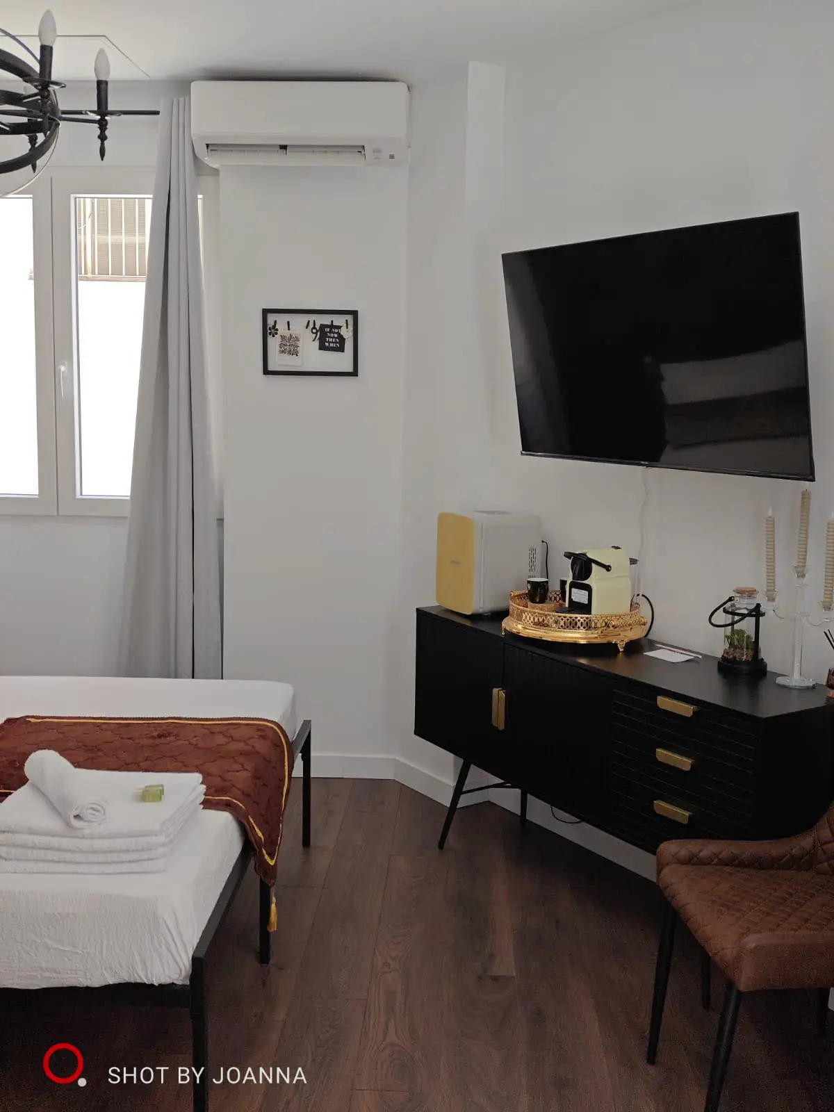 Vista del escritorio y tv de la habitacion queen en sagunto royal lux